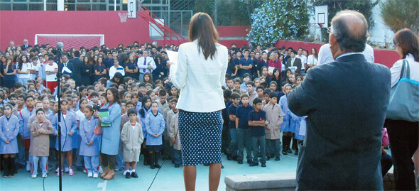 3월2일 산티아고 시내의 한 학교에서 부모들이 지켜보는 가운데 개학식이 열리고 있다. 김순배