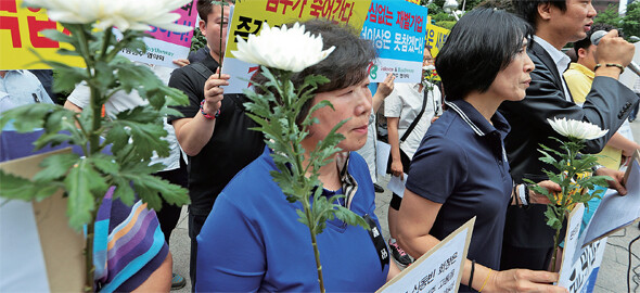 편의점 가맹점주들이 지난 6월17일 스스로 목숨을 끊은 한 가맹점주를 추모하며 본사에 과도한 밀어내기 관행 등을 개선하라고 촉구하고 있다. 이들의 요구는 6월 임시국회에서 ‘프랜차이즈법’이 통과된 덕에 일부 실현될 가능성 이 높아졌다. 그러나 다른 경제민주화 법안 대부분은 국회의 문턱을 넘지 못했다.한겨레 김정효