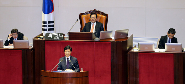 Minjoo Party of Korea lawmaker Kim Gwang-jin started the filibuster at the National Assembly aimed at the anti-terror bill brought forth by speaker Chung Ui-hwa