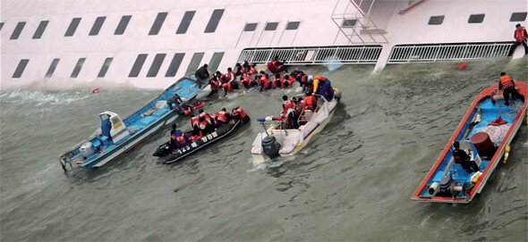 지난 4월16일 전남 진도군 관매도 인근 바다에서 좌초된 ‘세월호’에서 해양경찰 등이 승객을 구조하고 있다. 서해지방해양경찰청 제공