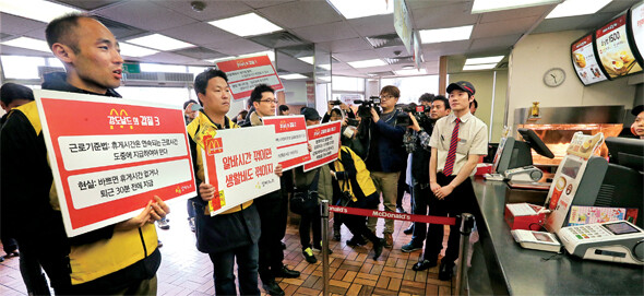 지난 3월19일 서울 맥도날드 홍제점에서 알바노조가 ‘고무줄 근무시간(스케줄)’으로 불안정 노동을 양산하는 맥도날드에 항의하고 있다. 한겨레 김경호 선임기자