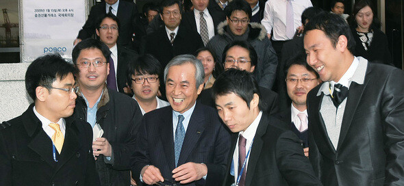 지난 1월15일 오후 이구택 포스코 전 회장이 서울 여의도 증권거래소에서 열린 ‘포스코 2009 CEO 포럼’에서 사퇴 의사를 밝힌 뒤 회의장을 떠나고 있다. 사진 한겨레 이종근 기자