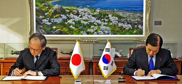 Minister of National Defense Han Min-koo (right) and Japanese Ambassador to South Korea Yasumasa Nagamine sign the General Security of Military Information Agreement (GSOMIA) on Nov. 23