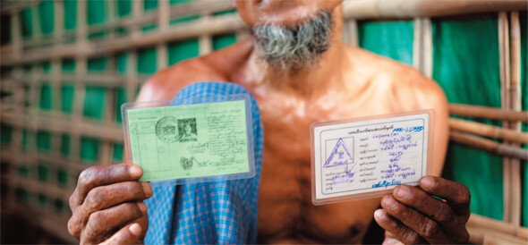 한 로힝야 난민이 1982년 시민권법 발효 이전에 발급받은 국민등록카드(그린카드·왼쪽)와 로힝야에게 발급된 화이트카드를 들어 보이고 있다. 허용된 권리가 제한적인 화이트카드는 이동 허가를 신청할 때 필요하다. 그린카드는 로힝야가 과거 버마 시민이었음을 증언한다.