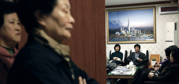 용산 국제업무지구 조성계획에 반대하는 서부이촌동 주민들이 지난 3월18일 오후 용산구청장 비서실에서 구청장 면담을 요구하며 농성을 벌이고 있다. 사진  김정효 기자