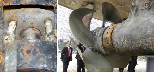 민·군 합동조사단이 ‘결정적 증거물’로 내놓은 어뢰의 추진체 부분(왼쪽). 폭발 뒤 잔존 여부로 논란이 되고 있는 ‘1번’ 글씨가 보인다(한겨레 신소영 기자). 안쪽으로 말리듯 휘어 있는 천안함의 프로펠러(오른쪽). 한쪽에서는 좌초설의 근거로, 한쪽에서는 급멈춤에 의한 휨으로 보고 있다(최문순 의원실 제공).