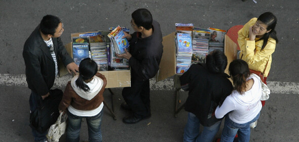 중국 장쑤성 난징시 거리에서 노점상들이 2007년 10월19일 불법 복제 DVD를 팔고 있다. REUTERS/ SEAN YONG