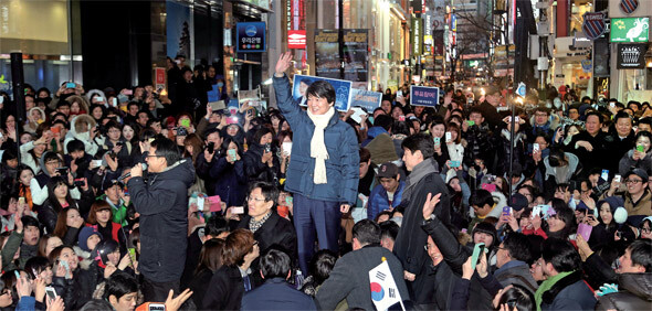 ‘안철수 지지자’ 가운데 문재인 민주통합당 후보에게 투표한 사람이 61%에 그쳤다는 조사 연구 결과가 나왔다. 안 전 후보가 2012년 12월18일 서울 명동에서 문 후보의 지원유세를 하고 있다. 한겨레 신소영 기자