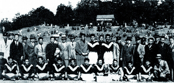 1935년 6월 일본 도쿄에서 개최된 전일본축구선수권대회에 참가한 경성축구단이 응원을 나온 동포들과 함께 자리를 잡았다. 경성축구단은 이 대회에서 우승을 차지했다. 인물과사상사 제공