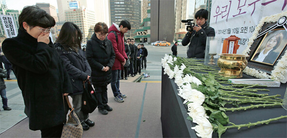 지난 3월10일 서울 중구 대한문 앞에 마련된 고 박은지 노동당 부대표의 영결식장에서 참석자들이 눈물을 흘리고 있다.한겨레 류우종