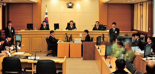 지난 1월20일 세월호 선원들이 광주고법 형사1부(재판장 서경환)의 항소심 재판 피고석에 앉아 있다. 사진공동취재단
