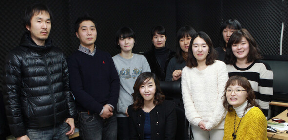 2011년 12월27일 서울 마포구 대흥동에 위치한 후리기획 스튜디오에서 신경주 대표를 비롯한 직원들이 한자리에 모였다.