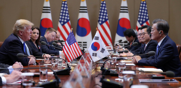 US President Donald Trump holds a summit with South Korean President Moon Jae-in at the Blue House on Nov. 7. (Blue House Photo Pool)