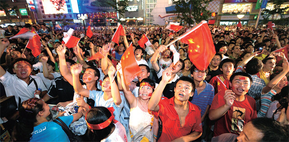중국인은 자존심이 세기로 유명하다. 중국에서 이런 민족적 자긍심에 상처를 주는 말을 외국인이 무심코 던졌다가는 낭패를 보기 십상이다. 2008년 베이징올림픽 때 중국인들이 베이징 도심에서 오성홍기를 흔들며 환호하고 있다.한겨레 자료