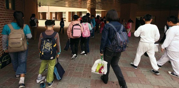 10월8일 아침 8시20분 서울 ㅈ초등학교 학생들이 빨라진 등교 시간에 맞춰 서둘러 등교하고 있다.