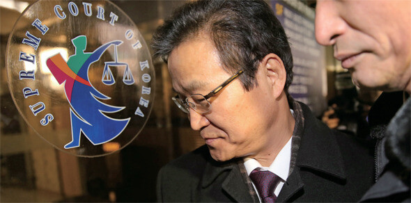Former Seoul Metropolitan Police Agency commissioner Kim Yong-pan arrived at Seoul Central District Prosecutors’ Office to hear the final verdict in his first trial on charges of concealing evidence of the NIS’s election interference