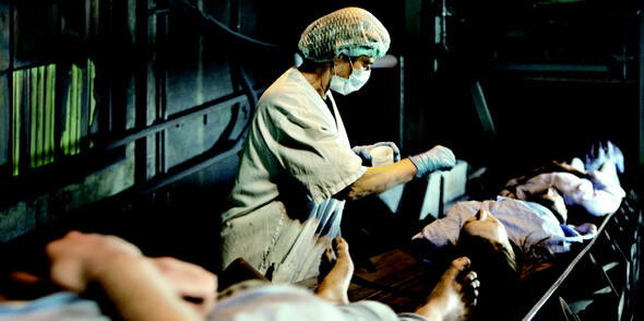 상업화로 치닫는 의료계의 전망은 암울하다. 호바르 부스트니스 감독의 2010년 영화 <컨베이어벨트 위의 건강>(Health Factory)의 한 장면.