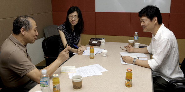 문학평론가 황현산과 시인 진은영, 평론가 박수연(왼쪽부터)이 7월24일 <한겨레21> 회의실에서 시와 정치를 주제로 좌담을 나누고 있다. 한겨레21 탁기형