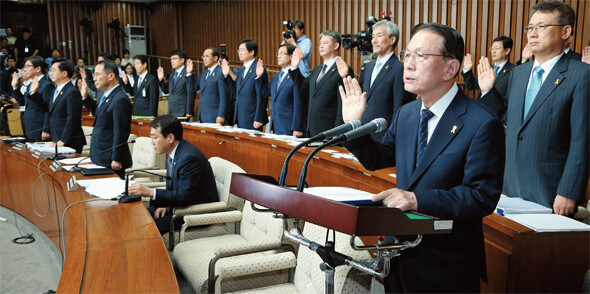 7월10일 국회에서 열린 세월호 침몰 사고 진상 규명을 위한 국정조사 특별위원회에서 김기춘 청와대 비서실장이 증인 선서를 하고 있다. 이정우 선임기자