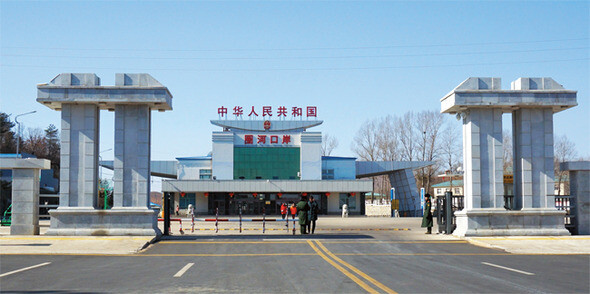 지난 2월24일 북한 나진항과 중국 지린성 훈춘시를 연결하는 취안허세관 앞을 경비병들이 지키고 있다.