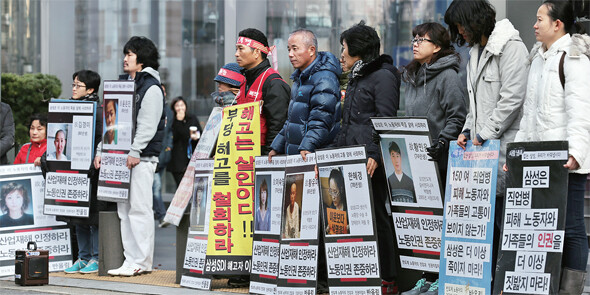 삼성에서 일하다 숨진 반도체 노동자들의 유족들이 11월19일 서울 서초동 삼성전자 본사 앞에서 ‘반도체 노동자의 건강과 인권 지킴이, 반올림’ 출범 5주년을 맞아 기자회견을 하고 있다.한겨레 류우종