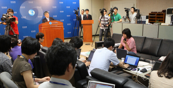 김중수 한국은행 총재가 지난 7월9일 한국은행 기자실에서 기준금리 인상의 배경을 설명하고 있다. 이날 한국은행은 기준금리를 역대 최저 수준인 2%에서 0.25%포인트 올렸다. 한겨레 김봉규 기자