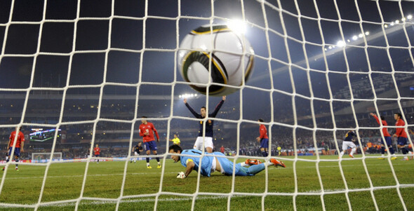 축구공은 고무 축구공이 만들어진 1860년대부터 ‘절대 원’을 향한 첫걸음을 내디뎠다. 6월25일 스페인-칠레 경기에서 칠레 골문에 들어간 자블라니. REUTERS/ DYLAN MARTINEZ