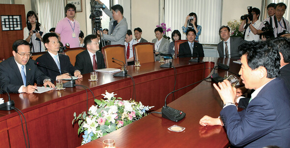 안상수 원내대표 등 한나라당 지도부와 정종수 차관 등 노동부 관계자들이 지난 6월8일 당정회의를 열어 비정규직법 개정안 처리 방안 등을 협의하고 있다. 사진 한겨레 김진수 기자