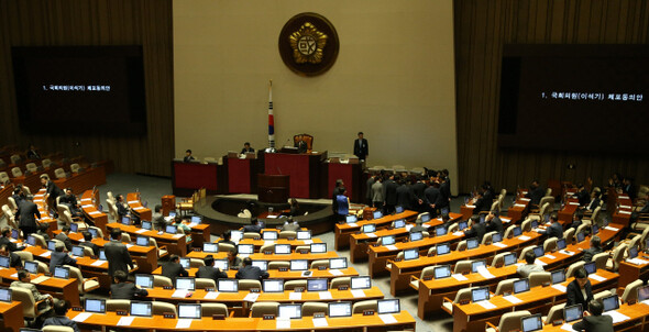 이석기 의원 체포동의안 표결이 열린  4일 오후 열린 국회 본회의장 검표가 이뤄지고 있다. 신소영 기자  viator@hani.co.kr