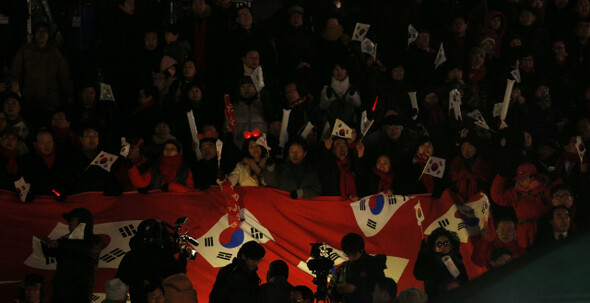 박근혜 당선에는 세대별로는 50대, 지역별로는 수도권의 표심이 결정적인 영향을 끼친 것으로 분석된다. 12월19일 밤 서울 세종로 광화문 광장에서 당선 축하를 위해 모인 시민들이 태극기를 흔들고 있다. 한겨레 김명진 기자