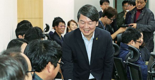 안철수 새정치민주연합 의원이 ‘반기문 영입설’에 대한 생각을 묻는 기자들에게 “일면식은 없지만, 어린이 위인전기에 반 총장과 함께 등장했었다”며 에둘러갔다. 사진은 공동대표에서 사퇴한 지 77일 만인 10월15일 기자간담회를 하는 모습. 이정우 선임기자 woo@hani.co.kr