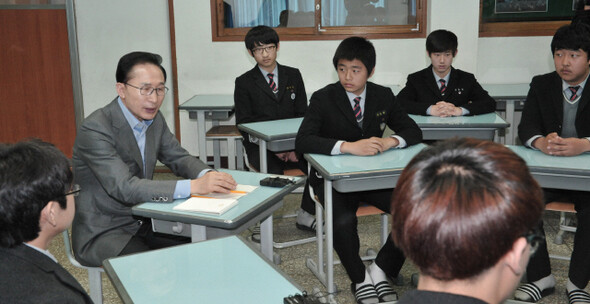 이명박 대통령이 지난 4월16일 학교폭력 방지 우수학교로 지정된 경기도 여주중학교에서 학생들과 이야기를 나누고 있다. 이명박 정부는 지난 2월6일 ‘학교폭력 근절 종합대책’을 발표한 바 있다. 청와대사진기자단