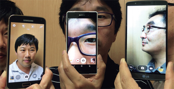 왼쪽부터 삼성 갤럭시S5, 소니 엑스페리아 Z2, LG G3. 스마트폰을 들고 있는 이는 왼쪽부터  김명진·정용일·박승화 기자.