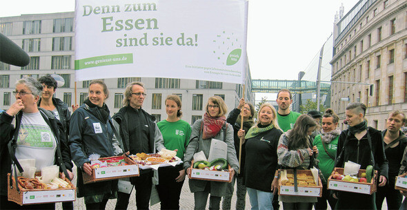 지난 9월12일 아침 독일 베를린 독일연방의회 옆에서 ‘푸드셰어링’ 등 8개 시민·환경단체 소속 회원들이 슈퍼마켓에서 버려지는 음식을 가져다가 나눠주는 ‘게니스트운스’ 캠페인을 벌이고 있다.