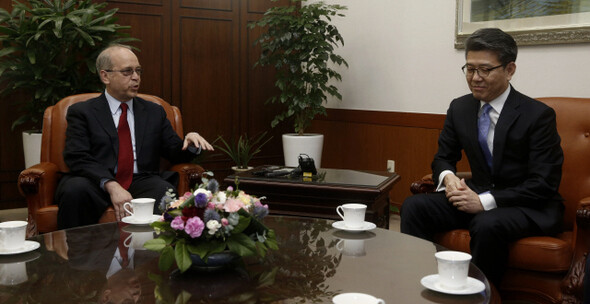 South Korean Deputy Foreign Minister Kim Hong-kyun talks with US Assistant Secretary of State Daniel Russel at the Ministry of Foreign Affairs in Seoul on February 26