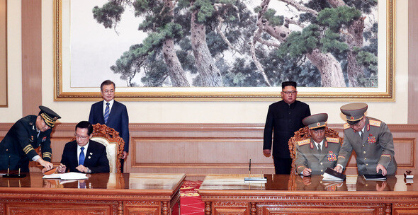 South Korean President Moon Jae-in and North Korean leader Kim Jong-un applaud the joint announcement of the September Pyongyang Declaration at the Paekhwawon Guest House in Pyongyang on Sept. 19. (photo pool)