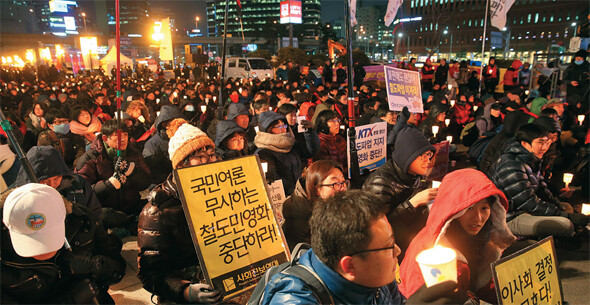 철도 파업은 마무리됐지만 한국철도공사와 전국철도노동조합의 대립과 갈등은 여전하다. 지난해 12월11일 서울 용산구 동자동 서울역 광장에서 열린 철도 민영화 반대 촛불집회 모습.한겨레 김봉규