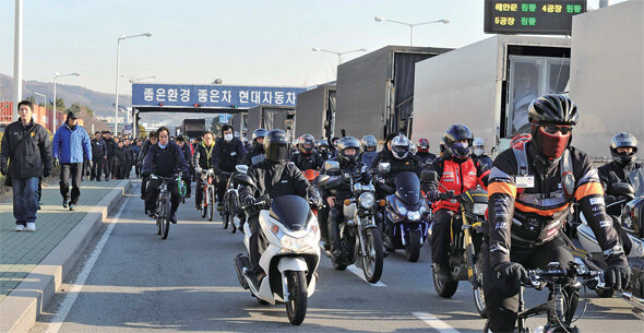 현대자동차 울산공장 노동자들이 주간연속2교대제가 시행된 지난해 2월 오후 4시께 공장 문을 나서며 퇴근하고 있다. 종전 주야2교대제 때는 주간조가 저녁 7시께 퇴근했다. 현대자동차 제공