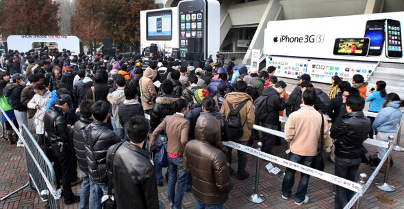 2009년 11월28일 아이폰을 예약한 시민들이 공식 론칭쇼가 열리는 서울 잠실실내체육관 앞에서 줄을 서 있다. ‘아이폰’을 사용하는 고객은 KT가 보유한 1만3천여 네스팟존에서 무료로 인터넷 접속을 즐길 수 있다. 연합