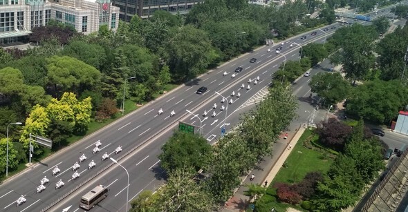 North Korean leader visited China for the third time this year on June 19. A car assumed to be transporting Kim is seeing leaving China Capital International Airport on the morning of June 19. The motorcade included two vehicles marked with the gold insignia that‘s assumed to be Kim‘s official mark. (Yonhap News)