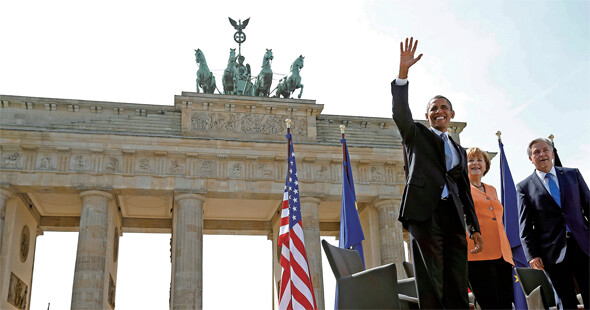 버락 오바마 미국 대통령이 6월19일 독일 베를린 중심가 브란덴부르크 문 앞에서 ‘핵 없는 세상’을 강조하는 연설을 하기에 앞서 몰려든 환영 인파에게 손을 들어 인사하고 있다.