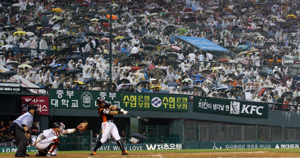 6월18일 서울 잠실야구장에서 열린 LG와 롯데의 경기는 빗속에도 관중으로 가득 찼다. 한국야구위원회는 이날 관중 수가 1만9714명이었다고 밝혔다. 월드컵 기간 관중 감소폭이 2006년 월드컵보다 적었다. 연합 한상균 기자