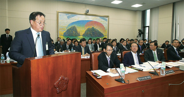 김충호 현대자동차 사장이 지난 10월15일 국회 정무위원회 국정감사에서 의원들의 질문에 답하고 있다.사진공동취재단
