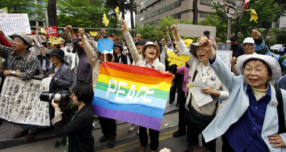 5월18일 낮 서울 종로구 중학동 일본대사관 앞에서 열린 일본군 위안부 문제 해결을 위한 정기 수요집회에서 일본 오사카에서 방한한 인권단체 회원들이 일본 정부의 사과를 요구하는 구호를 함께 외치고 있다.