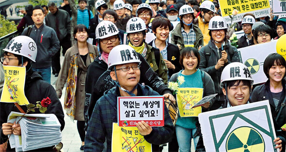 2012년 10월 서울 청계광장에서 열린 탈핵 집회. 헬멧과 글자체 등에서 일본 좌익운동의 실패한 역사를 떠올리게 한다. 한겨레 김태형 기자