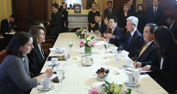 National Assembly Speaker Moon Hee-sang (second from right) and the leaders of the ruling and opposition parties meet with US Speaker of the House Nancy Pelosi in Washington