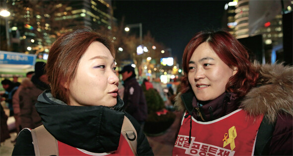 씨앤앰텔레웍스에서 전화 상 담사로 일하는 오지문(왼쪽)씨와 신선정씨가 서울 광화문 프레스센터 앞 씨앤앰 농성장에서 이야기를 나누고 있다. 류우종 기자