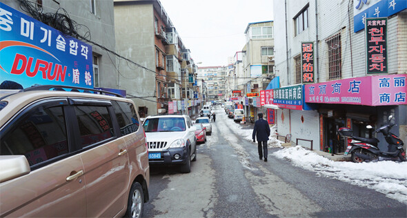 북한 사람과 조선족, 한국인, 북한 화교가 모여드는 중국 랴오닝성 단둥시에선 한식과 우리말이 흔하다. 단둥시는 이를 이용해 단둥세관 앞에 ‘조선 한국 민속거리’를 조성해 관광을 유도하고 있다.