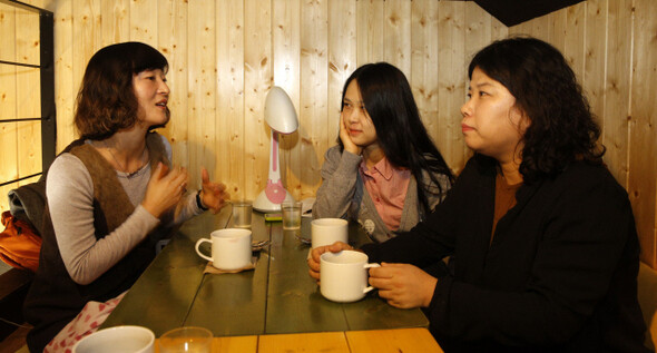 트윗에서 ‘답우물 성명서’를 내고 노동자 선언을 한 기록노동자 이선옥, 이혜정, 서분숙(왼쪽부터)씨가 11월29일 서울 마포구 서교동 카페에서 대화를 나누고 있다. 김명진 기자