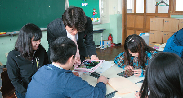서울 시내의 한 학교에서 테블릿PC를 이용해 수업하는 모습.한겨레 자료